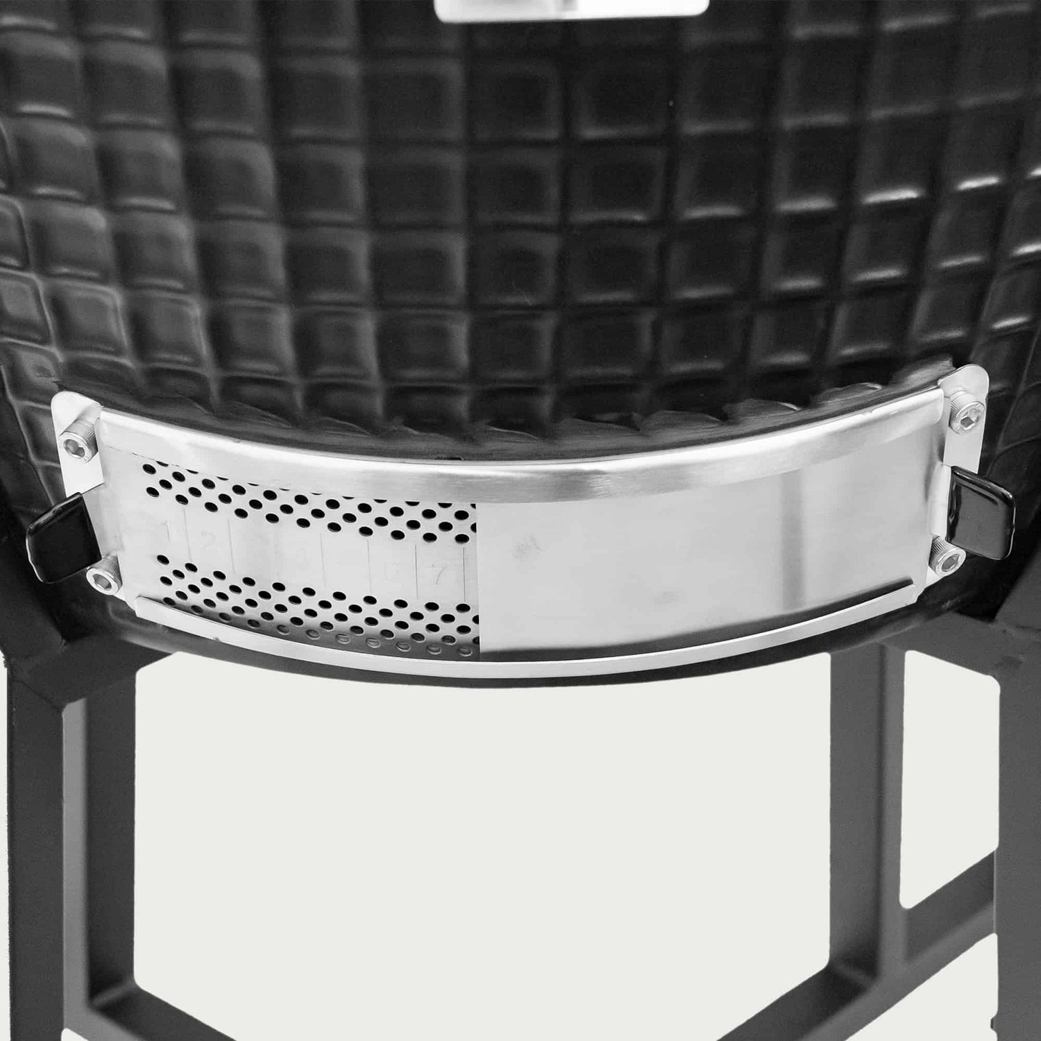 Détail de la trappe d’aération en inox du Kamado Forest Grill, permettant un réglage précis du flux d’air et de la température.